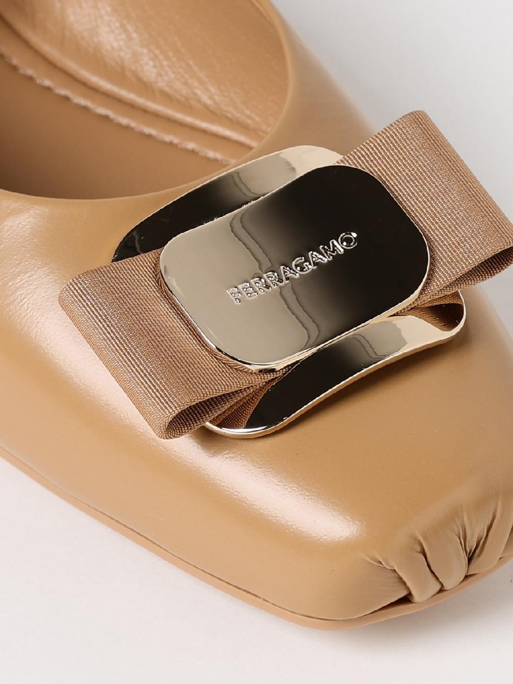 Giglio Ballerina Ferragamo in pelle con fiocco Vara Fino al 60% di sconto