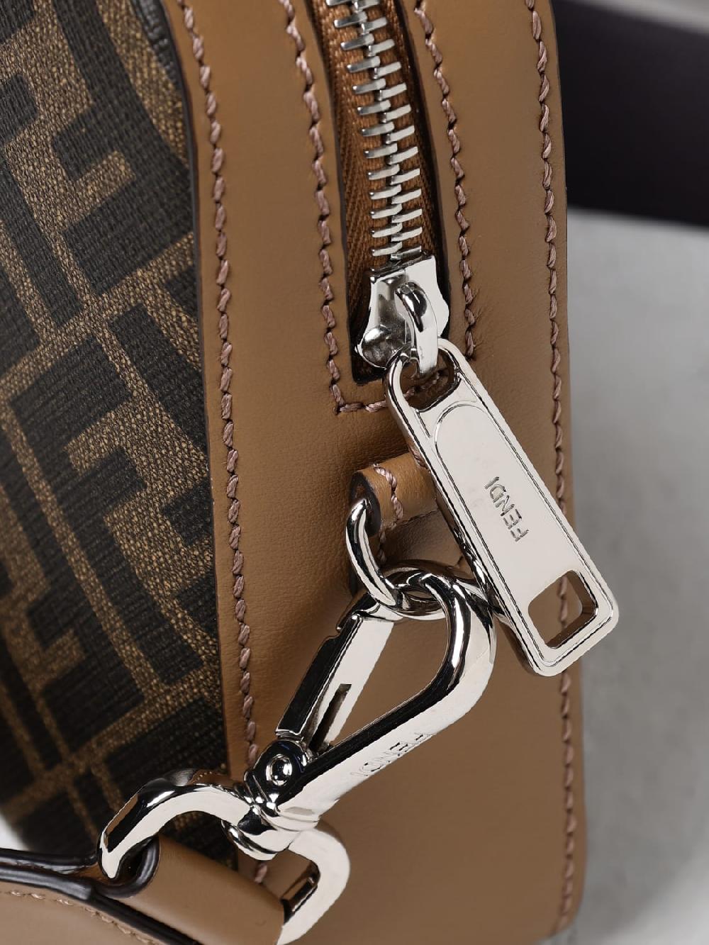 Giglio Borsa Diagonal Fendi in pelle e cotone spalmato Ritorno libero