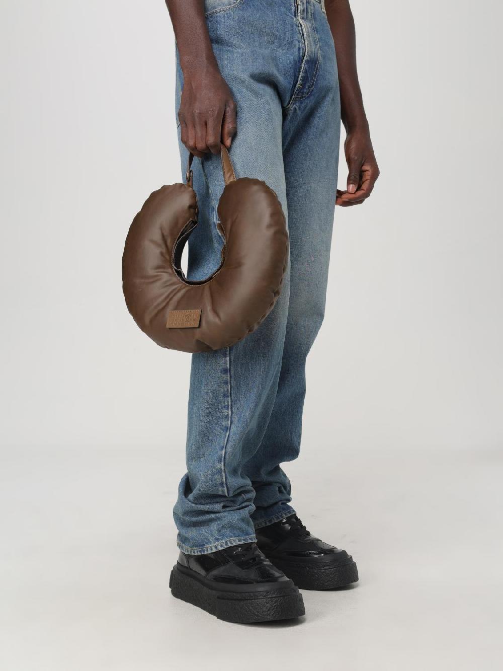 Giglio Borsa Travel Pillow MM6 Maison Margiela in pelle ACQUISTA ORA