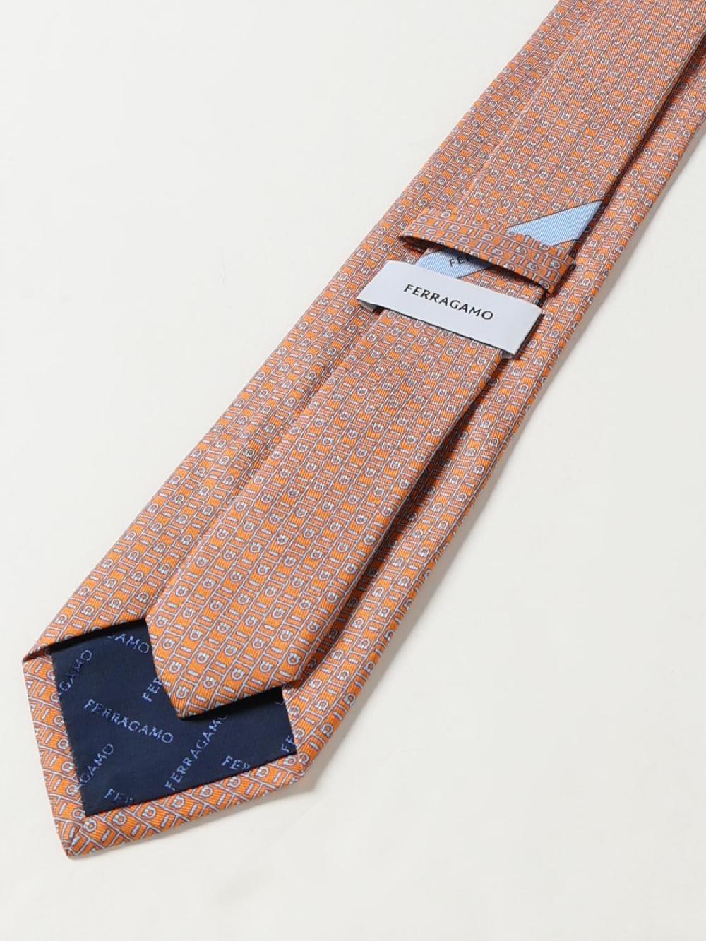 Giglio Cravatta Gancini Ferragamo in seta jacquard Offerta migliore