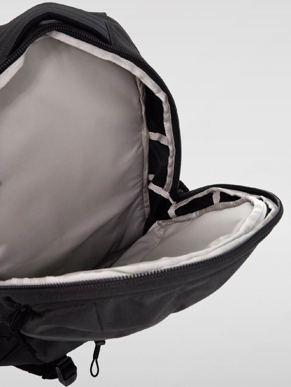 Giglio Zaino Borealis The North Face in nylon riciclato Ultimi tre giorni